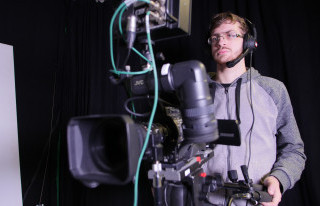 Un assistant vidéo polyvalent de l'atelier Ex&Co filme avec une caméra de plateau.